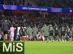 26.11.2025,  Fussball UEFA Championsleague 2025/2026: Vorrunde 5.Spieltag, FC Arsenal - FC Bayern Mnchen, im Emirates-Stadion London (England) Die Bayern Spieler verlassen mit hngenden Kpfen das Spiel.
  

