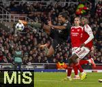 26.11.2025,  Fussball UEFA Championsleague 2025/2026: Vorrunde 5.Spieltag, FC Arsenal - FC Bayern Mnchen, im Emirates-Stadion London (England), Serge Gnabry (FC Bayern Mnchen) Seitfallzieher, Torszene, re; Christhian Mosquera (FC Arsenal) Riccardo Calafioro (FC Arsenal) 