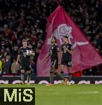 26.11.2025,  Fussball UEFA Championsleague 2025/2026: Vorrunde 5.Spieltag, FC Arsenal - FC Bayern Mnchen, im Emirates-Stadion London (England), Frust nach einem Gegentor, v.li: Joshua Kimmich (FC Bayern Mnchen), Serge Gnabry (FC Bayern Mnchen), Aleksandar Pavlovic (Bayern Mnchen)  