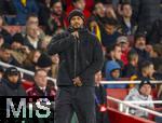 26.11.2025,  Fussball UEFA Championsleague 2025/2026: Vorrunde 5.Spieltag, FC Arsenal - FC Bayern Mnchen, im Emirates-Stadion London (England), Trainer Vincent Kompany (FC Bayern Mnchen) nachdenklich 