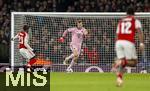 26.11.2025,  Fussball UEFA Championsleague 2025/2026: Vorrunde 5.Spieltag, FC Arsenal - FC Bayern Mnchen, im Emirates-Stadion London (England), mitte. Torwart Manuel Neuer (FC Bayern Mnchen) am Ball , li: Torwart Manuel Neuer (FC Bayern Mnchen) 