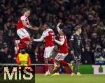 26.11.2025,  Fussball UEFA Championsleague 2025/2026: Vorrunde 5.Spieltag, FC Arsenal - FC Bayern Mnchen, im Emirates-Stadion London (England), Torjubel Riccardo Calafioro (FC Arsenal), Christhian Mosquera (FC Arsenal), William Saliba (FC Arsenal) re: Lennart Karl (FC Bayern Mnchen) 