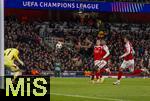 26.11.2025,  Fussball UEFA Championsleague 2025/2026: Vorrunde 5.Spieltag, FC Arsenal - FC Bayern Mnchen, im Emirates-Stadion London (England), Serge Gnabry (FC Bayern Mnchen) Seitfallzieher, Torszene, re; Christhian Mosquera (FC Arsenal) Riccardo Calafioro (FC Arsenal) li: Torwart David Raya (FC Arsenal) 