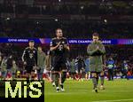 26.11.2025,  Fussball UEFA Championsleague 2025/2026: Vorrunde 5.Spieltag, FC Arsenal - FC Bayern Mnchen, im Emirates-Stadion London (England), Raphael Guerreiro (FC Bayern Mnchen), Tom Bischof (Bayern Mnchen), Harry Kane (FC Bayern Mnchen), Joshua Kimmich (FC Bayern Mnchen) nach dem Spiel frustriert.