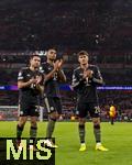26.11.2025,  Fussball UEFA Championsleague 2025/2026: Vorrunde 5.Spieltag, FC Arsenal - FC Bayern Mnchen, im Emirates-Stadion London (England), Frustriert stehen die Bayernspieler nach der Niederlage in der kurve bei ihren Fans. Raphael Guerreiro (FC Bayern Mnchen), Jonathan Tah (FC Bayern Mnchen), Tom Bischof (Bayern Mnchen).