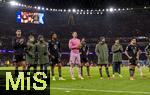 26.11.2025,  Fussball UEFA Championsleague 2025/2026: Vorrunde 5.Spieltag, FC Arsenal - FC Bayern Mnchen, im Emirates-Stadion London (England), Frustriert stehen die Bayernspieler nach der Niederlage in der kurve bei ihren Fans. 