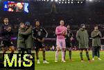 26.11.2025,  Fussball UEFA Championsleague 2025/2026: Vorrunde 5.Spieltag, FC Arsenal - FC Bayern Mnchen, im Emirates-Stadion London (England), Frustriert stehen die Bayernspieler nach der Niederlage in der kurve bei ihren Fans. 