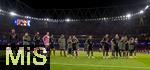 26.11.2025,  Fussball UEFA Championsleague 2025/2026: Vorrunde 5.Spieltag, FC Arsenal - FC Bayern Mnchen, im Emirates-Stadion London (England), Frustriert stehen die Bayernspieler nach der Niederlage in der kurve bei ihren Fans.