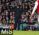 26.11.2025,  Fussball UEFA Championsleague 2025/2026: Vorrunde 5.Spieltag, FC Arsenal - FC Bayern Mnchen, im Emirates-Stadion London (England), Trainer Vincent Kompany (FC Bayern Mnchen) breitet die Arme aus.