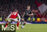 26.11.2025,  Fussball UEFA Championsleague 2025/2026: Vorrunde 5.Spieltag, FC Arsenal - FC Bayern Mnchen, im Emirates-Stadion London (England), v.l. Leandro Trossard (FC Arsenal) gegen Joshua Kimmich (FC Bayern Mnchen) 