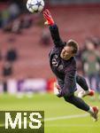 26.11.2025,  Fussball UEFA Championsleague 2025/2026: Vorrunde 5.Spieltag, FC Arsenal - FC Bayern Mnchen, im Emirates-Stadion London (England), Torwart Manuel Neuer (FC Bayern Mnchen) hechtet dem Ball hinterher