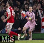 26.11.2025,  Fussball UEFA Championsleague 2025/2026: Vorrunde 5.Spieltag, FC Arsenal - FC Bayern Mnchen, im Emirates-Stadion London (England), Torwart Manuel Neuer (FC Bayern Mnchen) mit Ball.