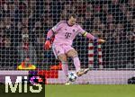 26.11.2025,  Fussball UEFA Championsleague 2025/2026: Vorrunde 5.Spieltag, FC Arsenal - FC Bayern Mnchen, im Emirates-Stadion London (England), Torwart Manuel Neuer (FC Bayern Mnchen) mit Ball.