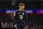 26.11.2025,  Fussball UEFA Championsleague 2025/2026: Vorrunde 5.Spieltag, FC Arsenal - FC Bayern Mnchen, im Emirates-Stadion London (England), Lennart Karl (FC Bayern Mnchen) nachdenklich.