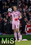 26.11.2025,  Fussball UEFA Championsleague 2025/2026: Vorrunde 5.Spieltag, FC Arsenal - FC Bayern Mnchen, im Emirates-Stadion London (England), Torwart Manuel Neuer (FC Bayern Mnchen) mit Ball.
