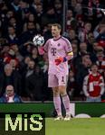 26.11.2025,  Fussball UEFA Championsleague 2025/2026: Vorrunde 5.Spieltag, FC Arsenal - FC Bayern Mnchen, im Emirates-Stadion London (England), Torwart Manuel Neuer (FC Bayern Mnchen) mit Ball.