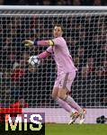 26.11.2025,  Fussball UEFA Championsleague 2025/2026: Vorrunde 5.Spieltag, FC Arsenal - FC Bayern Mnchen, im Emirates-Stadion London (England), Torwart Manuel Neuer (FC Bayern Mnchen) wirft den Ball ins Spiel. v.l. Mikel Merino (FC Arsenal), 