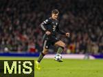 26.11.2025,  Fussball UEFA Championsleague 2025/2026: Vorrunde 5.Spieltag, FC Arsenal - FC Bayern Mnchen, im Emirates-Stadion London (England), Tom Bischof (Bayern Mnchen) am Ball.