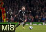 26.11.2025,  Fussball UEFA Championsleague 2025/2026: Vorrunde 5.Spieltag, FC Arsenal - FC Bayern Mnchen, im Emirates-Stadion London (England), Lennart Karl (FC Bayern Mnchen)  am Ball,