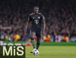 26.11.2025,  Fussball UEFA Championsleague 2025/2026: Vorrunde 5.Spieltag, FC Arsenal - FC Bayern M�nchen, im Emirates-Stadion London (England), Dayot Upamecano (FC Bayern M�nchen) am Ball 