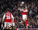 26.11.2025,  Fussball UEFA Championsleague 2025/2026: Vorrunde 5.Spieltag, FC Arsenal - FC Bayern M�nchen, im Emirates-Stadion London (England), Jonathan Tah (FC Bayern M�nchen) Kopfball gegen Mikel Merino (FC Arsenal) 