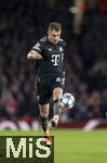 26.11.2025,  Fussball UEFA Championsleague 2025/2026: Vorrunde 5.Spieltag, FC Arsenal - FC Bayern M�nchen, im Emirates-Stadion London (England), Josip Stanisic (Bayern M�nchen) am Ball 