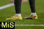 26.11.2025,  Fussball UEFA Championsleague 2025/2026: Vorrunde 5.Spieltag, FC Arsenal - FC Bayern M�nchen, im Emirates-Stadion London (England), Detailaufnahme Fussballschuhe Lennart Karl (FC Bayern M�nchen) mit dem Aufdruck seiner Initialien LK 10 und der Deutschlandflagge