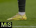 26.11.2025,  Fussball UEFA Championsleague 2025/2026: Vorrunde 5.Spieltag, FC Arsenal - FC Bayern M�nchen, im Emirates-Stadion London (England), Detailaufnahme Fussballschuhe Lennart Karl (FC Bayern M�nchen) mit dem Aufdruck seiner Initialien LK 10 und der Deutschlandflagge