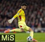 26.11.2025,  Fussball UEFA Championsleague 2025/2026: Vorrunde 5.Spieltag, FC Arsenal - FC Bayern M�nchen, im Emirates-Stadion London (England), Torwart David Raya (FC Arsenal) Schuss 