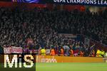 26.11.2025,  Fussball UEFA Championsleague 2025/2026: Vorrunde 5.Spieltag, FC Arsenal - FC Bayern M�nchen, im Emirates-Stadion London (England), Fans FC Bayern werden von Ordnern bewacht.