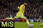 26.11.2025,  Fussball UEFA Championsleague 2025/2026: Vorrunde 5.Spieltag, FC Arsenal - FC Bayern M�nchen, im Emirates-Stadion London (England), Torwart David Raya (FC Arsenal) Schuss 