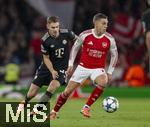 26.11.2025,  Fussball UEFA Championsleague 2025/2026: Vorrunde 5.Spieltag, FC Arsenal - FC Bayern M�nchen, im Emirates-Stadion London (England), v.li: Aleksandar Pavlovic (Bayern M�nchen)  gegen Leandro Trossard (FC Arsenal) 
