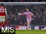 26.11.2025,  Fussball UEFA Championsleague 2025/2026: Vorrunde 5.Spieltag, FC Arsenal - FC Bayern M�nchen, im Emirates-Stadion London (England), Torwart Manuel Neuer (FC Bayern M�nchen) mit dem Ball.