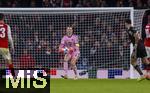 26.11.2025,  Fussball UEFA Championsleague 2025/2026: Vorrunde 5.Spieltag, FC Arsenal - FC Bayern M�nchen, im Emirates-Stadion London (England), Torwart Manuel Neuer (FC Bayern M�nchen) mit dem Ball.