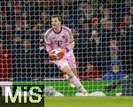 26.11.2025,  Fussball UEFA Championsleague 2025/2026: Vorrunde 5.Spieltag, FC Arsenal - FC Bayern M�nchen, im Emirates-Stadion London (England), Torwart Manuel Neuer (FC Bayern M�nchen) mit dem Ball.