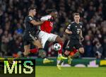 26.11.2025,  Fussball UEFA Championsleague 2025/2026: Vorrunde 5.Spieltag, FC Arsenal - FC Bayern M�nchen, im Emirates-Stadion London (England), v.li: Aleksandar Pavlovic (Bayern M�nchen) gegen Eberechi Eze (FC Arsenal) 
