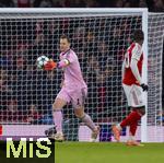 26.11.2025,  Fussball UEFA Championsleague 2025/2026: Vorrunde 5.Spieltag, FC Arsenal - FC Bayern M�nchen, im Emirates-Stadion London (England), Torwart Manuel Neuer (FC Bayern M�nchen) mit dem Ball.