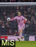 26.11.2025,  Fussball UEFA Championsleague 2025/2026: Vorrunde 5.Spieltag, FC Arsenal - FC Bayern M�nchen, im Emirates-Stadion London (England), Torwart Manuel Neuer (FC Bayern M�nchen) mit dem Ball.
