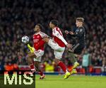 26.11.2025,  Fussball UEFA Championsleague 2025/2026: Vorrunde 5.Spieltag, FC Arsenal - FC Bayern M�nchen, im Emirates-Stadion London (England), von links:  Jurrien Timber (FC Arsenal), William Saliba (FC Arsenal), Lennart Karl (FC Bayern M�nchen) 
