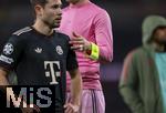 26.11.2025,  Fussball UEFA Championsleague 2025/2026: Vorrunde 5.Spieltag, FC Arsenal - FC Bayern M�nchen, im Emirates-Stadion London (England), Torwart Manuel Neuer (FC Bayern M�nchen) hat den kleinen und den Ringfinger zusammengebunden aufgrund einer Verletzung.