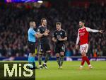 26.11.2025,  Fussball UEFA Championsleague 2025/2026: Vorrunde 5.Spieltag, FC Arsenal - FC Bayern M�nchen, im Emirates-Stadion London (England), v.li: Schiedsrichter Marco Guida (ITA), Harry Kane (FC Bayern M�nchen), Joshua Kimmich (FC Bayern M�nchen), Mikel Merino (FC Arsenal) 