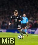 26.11.2025,  Fussball UEFA Championsleague 2025/2026: Vorrunde 5.Spieltag, FC Arsenal - FC Bayern M�nchen, im Emirates-Stadion London (England), Lennart Karl (FC Bayern M�nchen) am Ball 