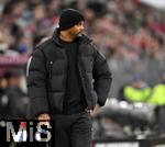 29.11.2025, Fussball Bundesliga 2025/2026, 12.Spieltag, FC Bayern Mnchen - FC St. Pauli, in der Allianz-Arena Mnchen,  Trainer Vincent Kompany (FC Bayern Mnchen) nachdenklich.



