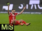 29.11.2025, Fussball Bundesliga 2025/2026, 12.Spieltag, FC Bayern Mnchen - FC St. Pauli, in der Allianz-Arena Mnchen,  Raphael Guerreiro (FC Bayern Mnchen) ratlos am Boden.


