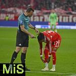 29.11.2025, Fussball Bundesliga 2025/2026, 12.Spieltag, FC Bayern Mnchen - FC St. Pauli, in der Allianz-Arena Mnchen,  Schiedsrichter Felix Zwayer (Berlin) schickt Michael Olise (FC Bayern Mnchen) 


