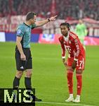 29.11.2025, Fussball Bundesliga 2025/2026, 12.Spieltag, FC Bayern Mnchen - FC St. Pauli, in der Allianz-Arena Mnchen,  Schiedsrichter Felix Zwayer (Berlin) schickt Michael Olise (FC Bayern Mnchen) 



