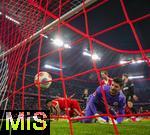 29.11.2025, Fussball Bundesliga 2025/2026, 12.Spieltag, FC Bayern Mnchen - FC St. Pauli, in der Allianz-Arena Mnchen,  Kopfballtor zur 2:1 Fhrung von Luis Diaz (li, FC Bayern Mnchen) gegn den machtlosen Torwart Nikola Vasilj (re, FC St. Pauli).

