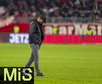 29.11.2025, Fussball Bundesliga 2025/2026, 12.Spieltag, FC Bayern Mnchen - FC St. Pauli, in der Allianz-Arena Mnchen, Trainer Alexander Blessin (FC St. Pauli) wandert total frustriert nach der Niederlage ber den Platz. 