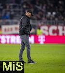 29.11.2025, Fussball Bundesliga 2025/2026, 12.Spieltag, FC Bayern Mnchen - FC St. Pauli, in der Allianz-Arena Mnchen, Trainer Alexander Blessin (FC St. Pauli) wandert total frustriert nach der Niederlage ber den Platz.