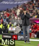 29.11.2025, Fussball Bundesliga 2025/2026, 12.Spieltag, FC Bayern Mnchen - FC St. Pauli, in der Allianz-Arena Mnchen, Trainer Alexander Blessin (FC St. Pauli) fassungslos nach dem Fhrungstor der Bayern zum 2:1 